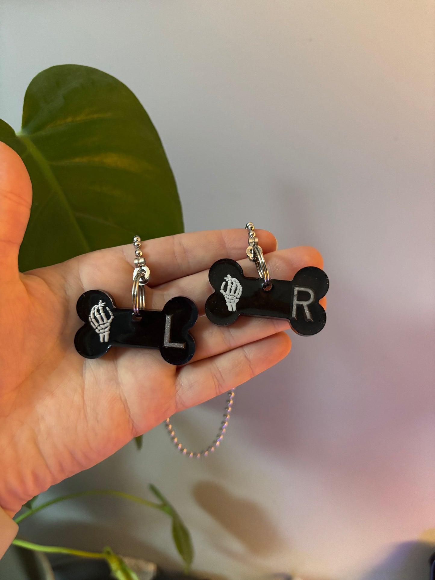 Bone-Shaped X-Ray anatomical markers with skeleton design and chain